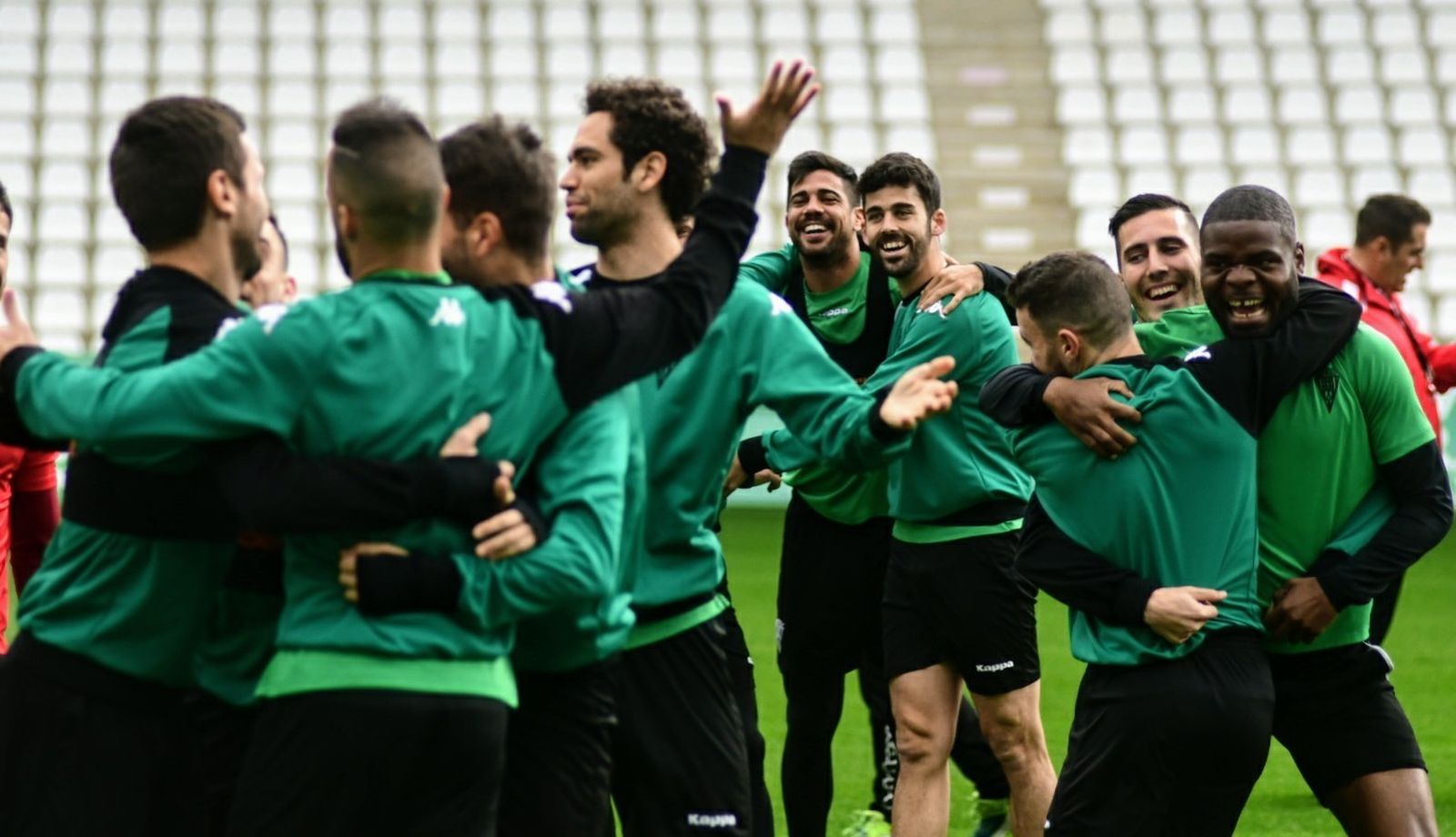 Los jugadores del Córdoba, con Aythami y Caro en el centro, muestran su relajación durante los primeros minutos del entrenamiento de ayer en El Arcángel.