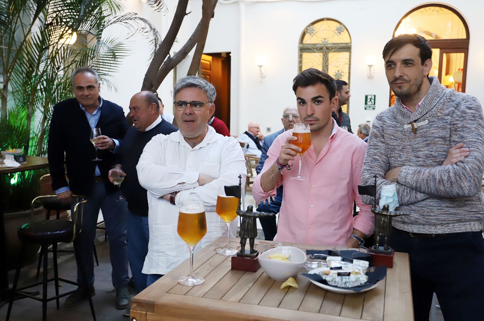 Imágenes del homenaje a 16 peñas taurinas de Huelva