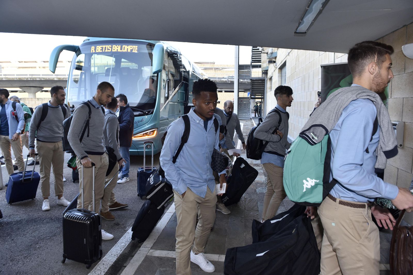 Las imágenes del Betis saliendo hacia Milán