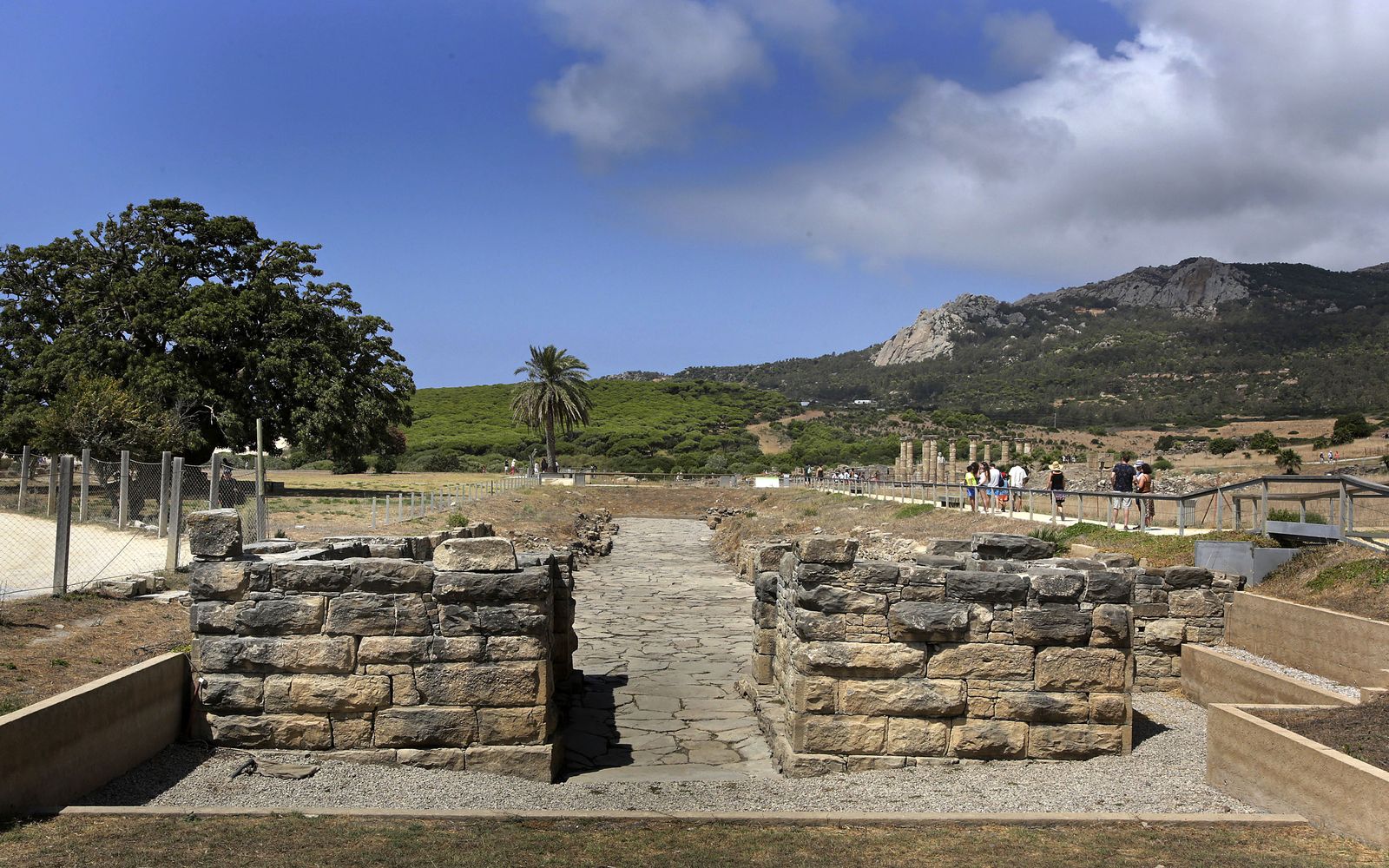 El monumento a Junia Rufina se levantó junto a la puerta de Carteia en Baelo Claudia