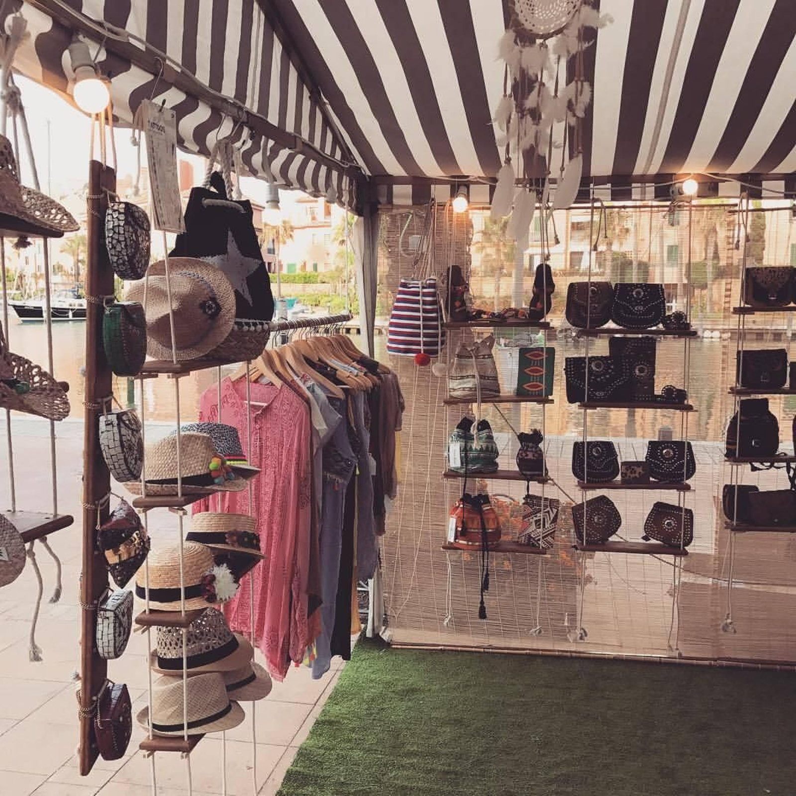 Uno de los puestos de ropa y complementos