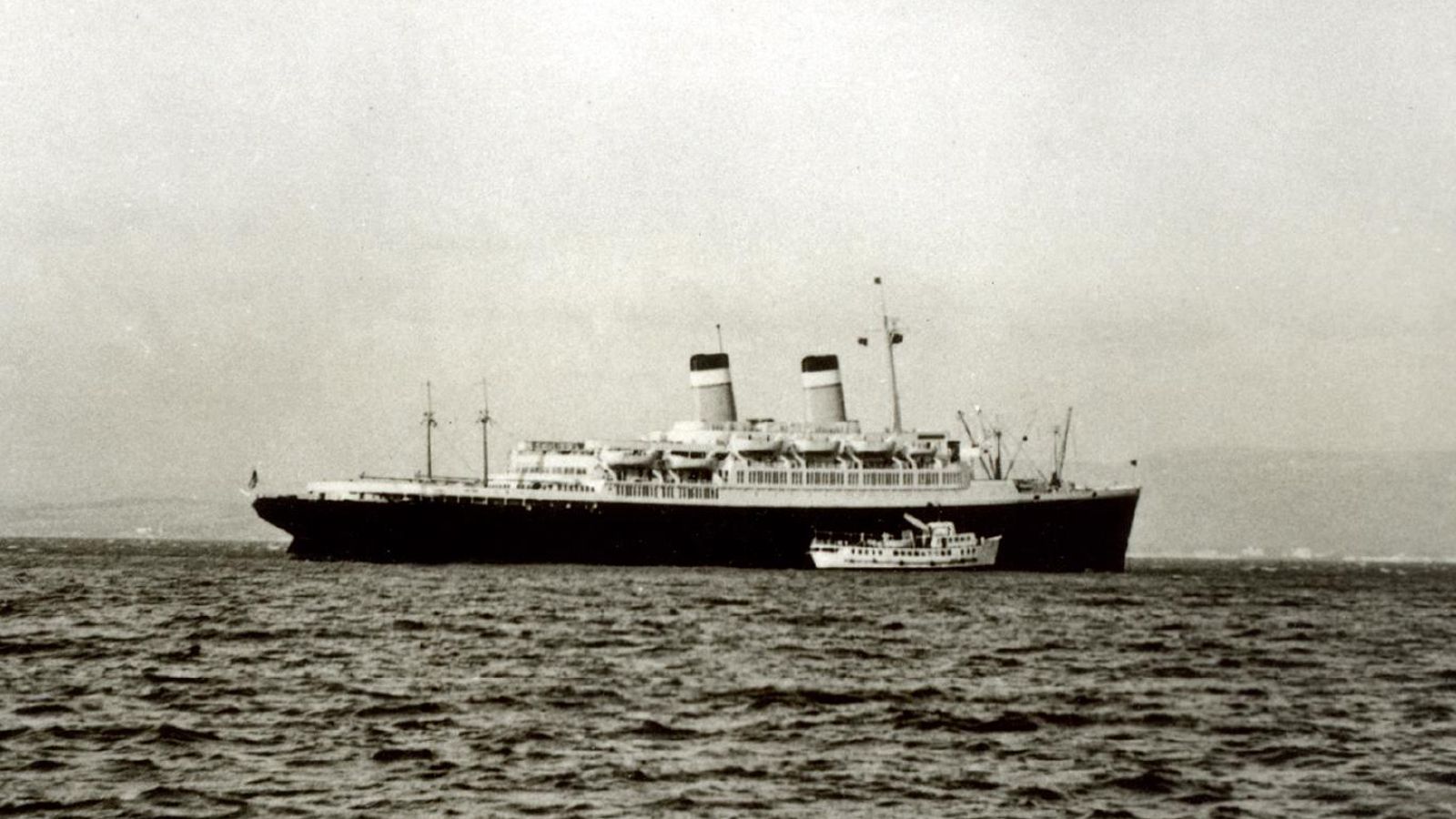 El trasatlántico 'Independence' asistido por el 'Punta Europa' para desembarcar pasajeros. Año 1961.