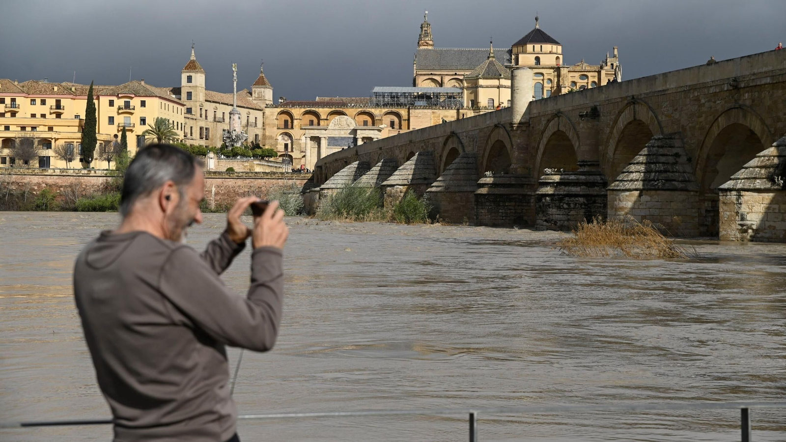 Vídeo: La espectacular crecida del río Guadalquivir en Córdoba tras las últimas lluvias Vídeo: La espectacular crecida del río Guadalquivir en Córdoba tras las últimas lluvias
