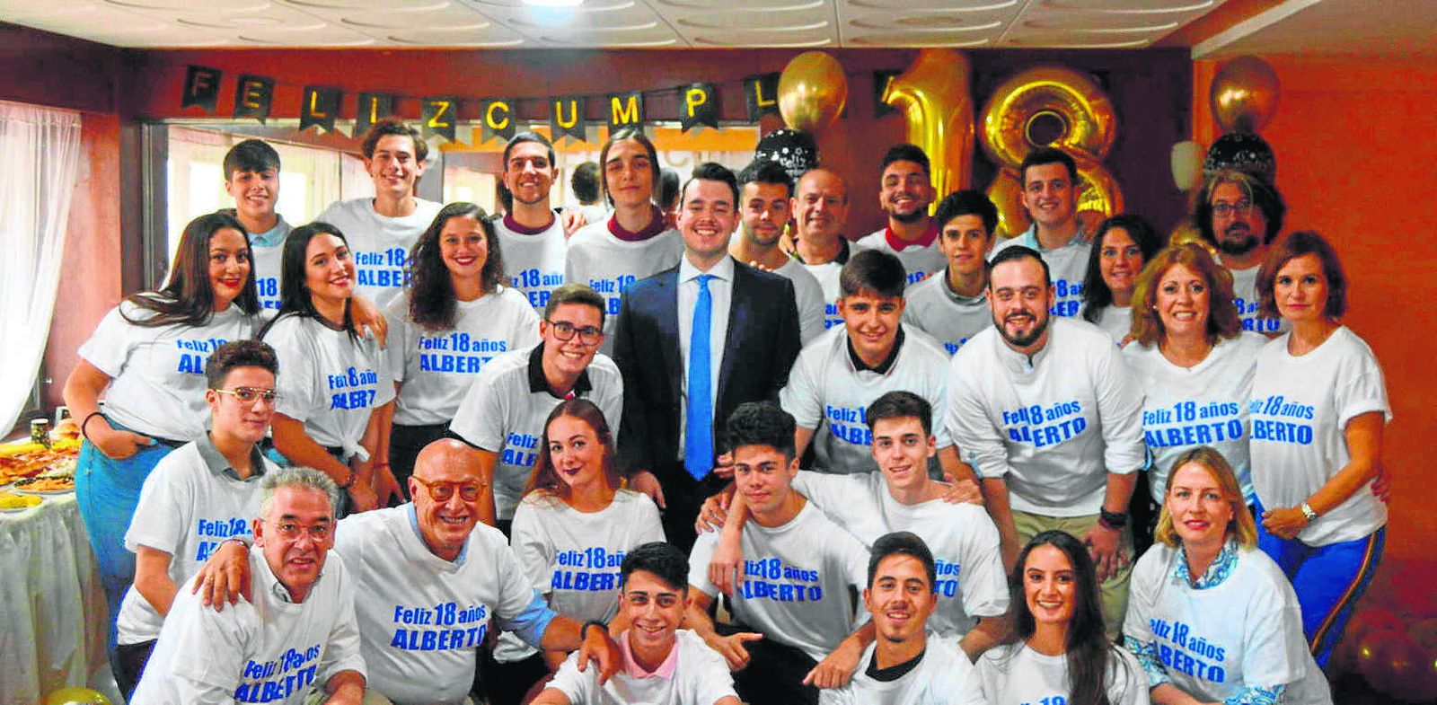 El anfitrión, Alberto Prida Molina, con el grupo de familiares y amigos que acudió al festejo de su mayoría de edad, organizado por sus padres en la sala de eventos El Artesano.