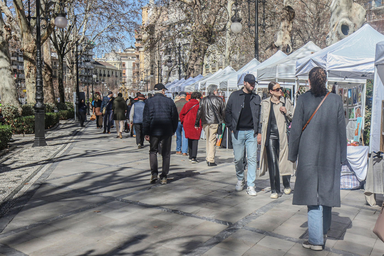 Varias personas caminan por el centro de la capital en una imagen de archivo.