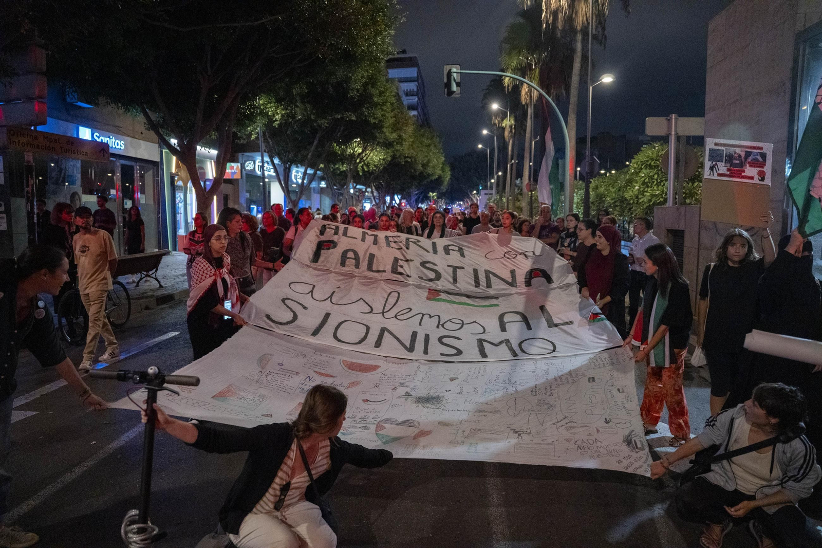 La Plataforma Almería por Palestina se manifiesta por la situación en Gaza, en imágenes