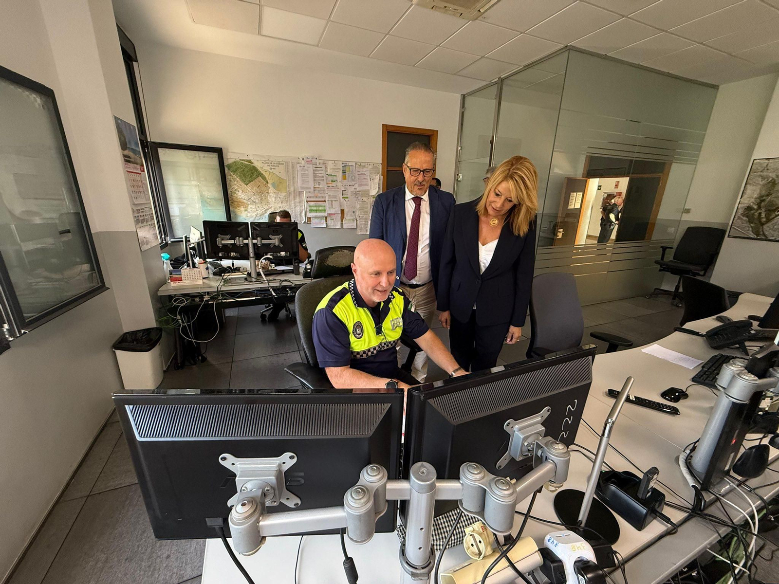La alcaldesa de Huelva, y el concejal de Seguridad, supervisan el dispositivo en la Jefatura de Policía Local.