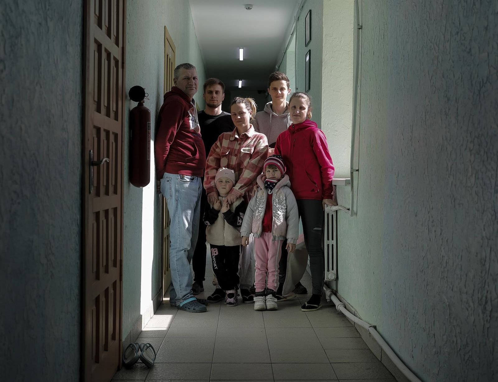 Bagdan Tovkach (2i) y Nastia Nadutaye (c) con su hija Milan, el hermano de Bagdan, Taras, y Sergei Ziza (i) con su mujer Alina y su hija Laura