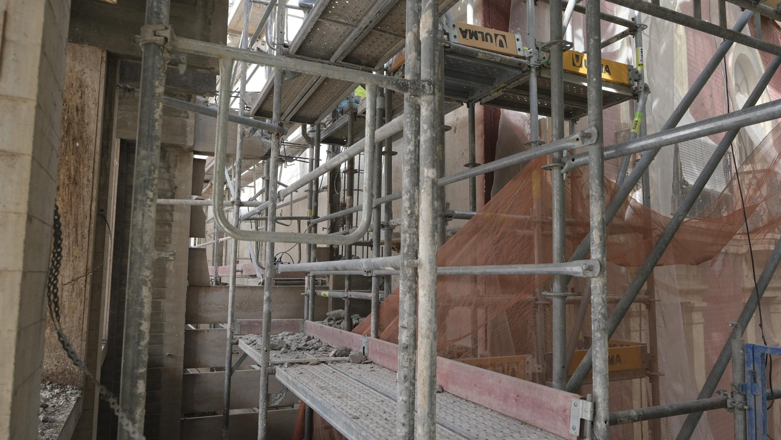 Las mejores imágenes del derribo de la oficina central de Correos en Almería