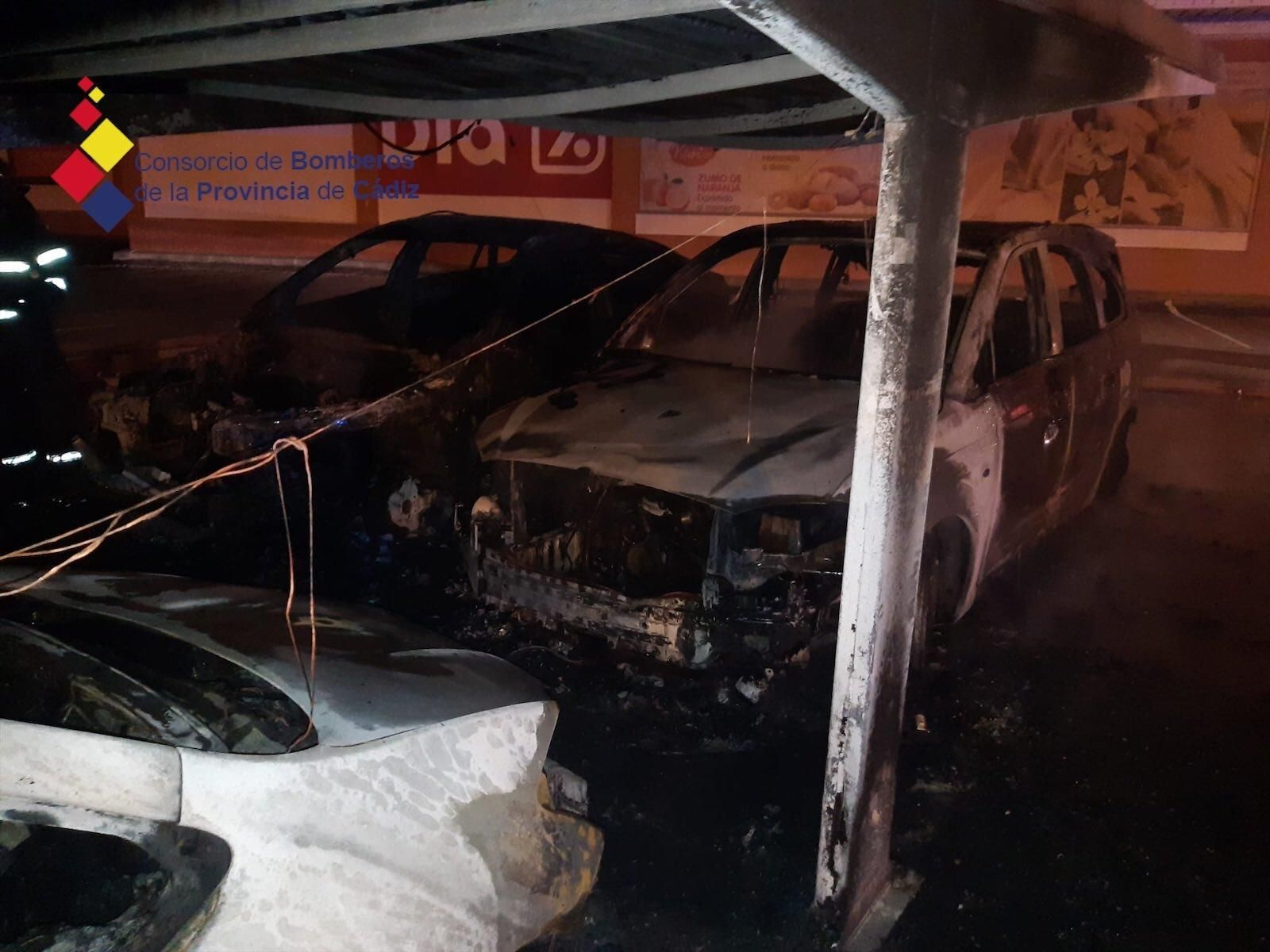 Vehículos calcinados en un incendio en San Fernando.