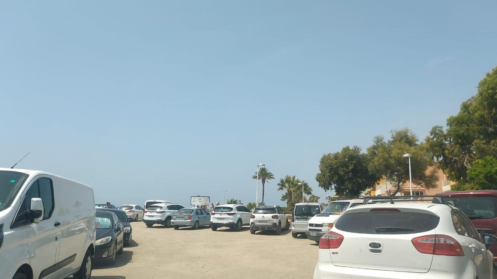 Coches aparcados en la zona de La Algaida donde el Ayuntamiento proyecta la instalación de un chiringuito.