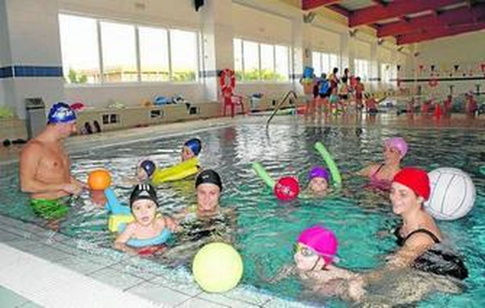 Alumnos en uno de los cursos de natación.
