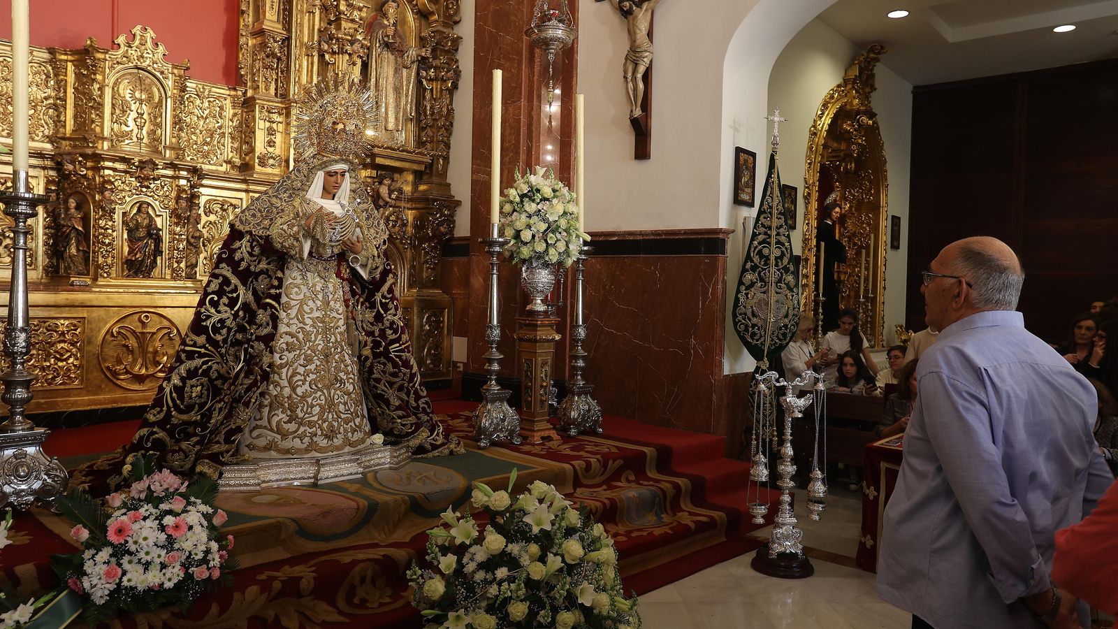 Un devoto pasa ante la Virgen de la Esperanza en la Capilla de los Marineros