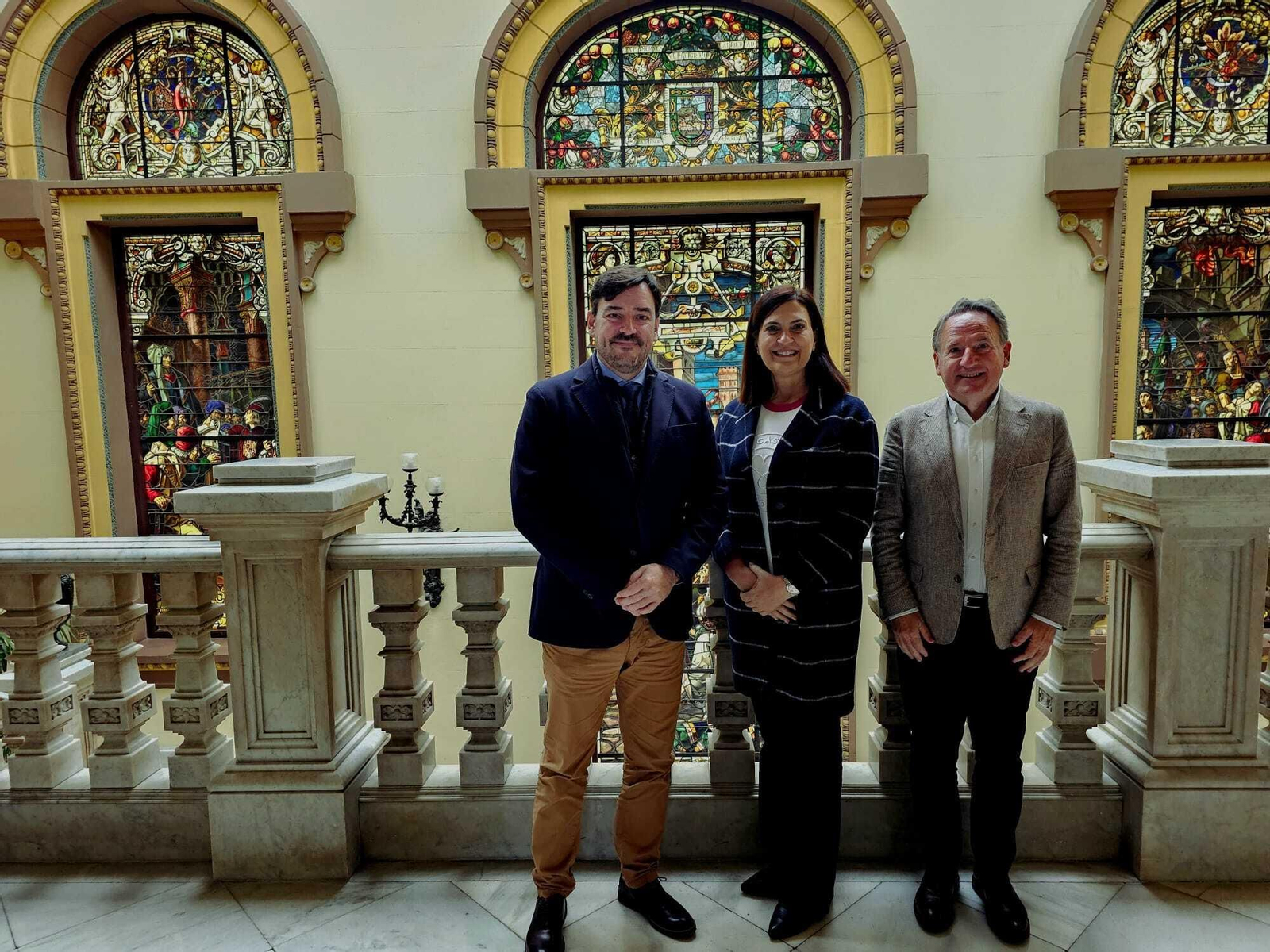 El concejal de Transportes de Rincón de la Victoria, Pablo Pardini, la concejala de Movilidad del Ayuntamiento de Málaga, Trinidad Hernández, y el director de la EMT, Miguel Ruiz