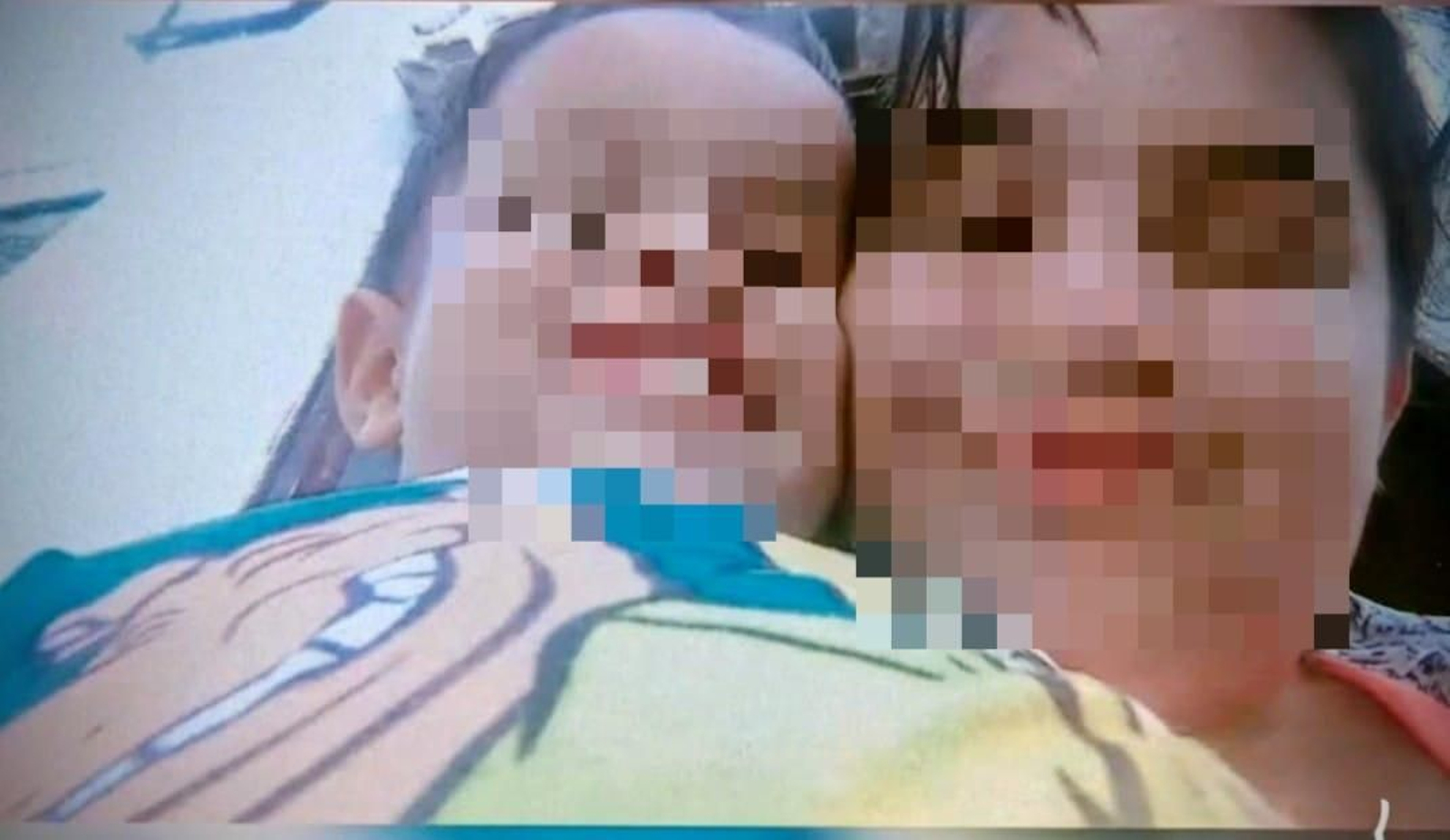 El pequeño Lucca junto a su madre.