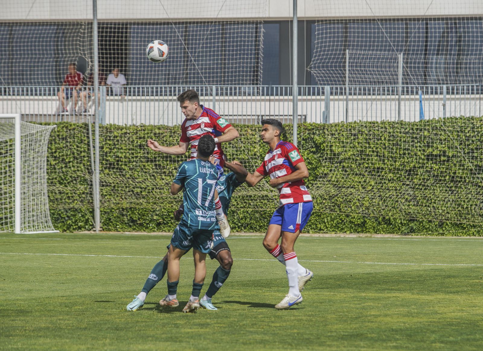 Eu salta a por el balón.