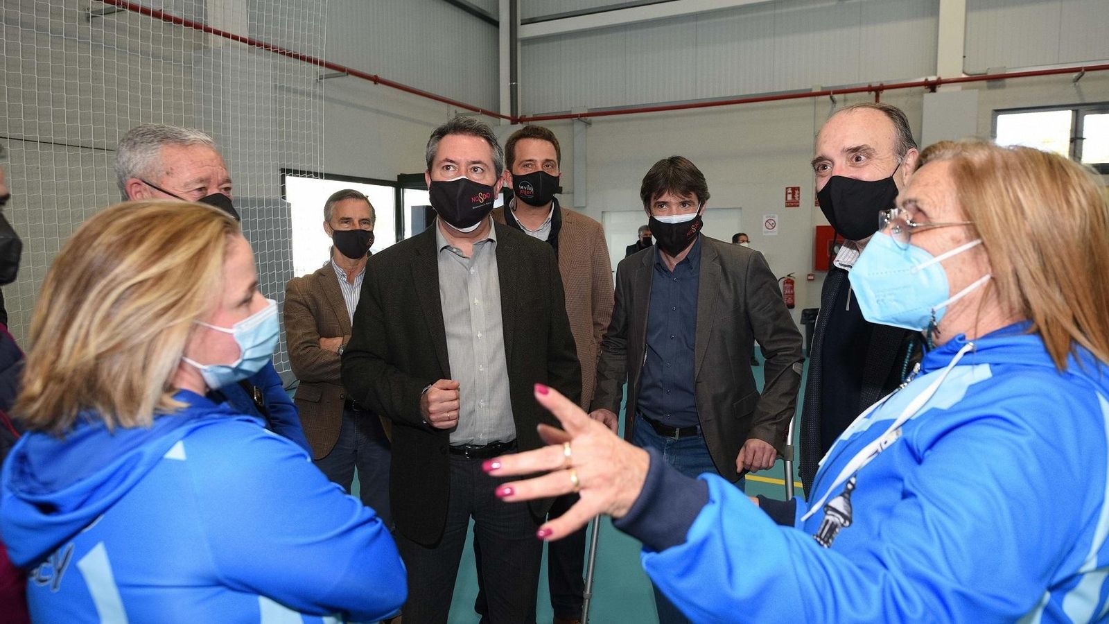 La comitiva municipal visita el interior de las instalaciones del nuevo pabellón deportivo.