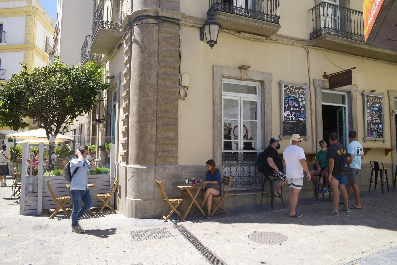 Una terraza, en el centro de Tarifa.