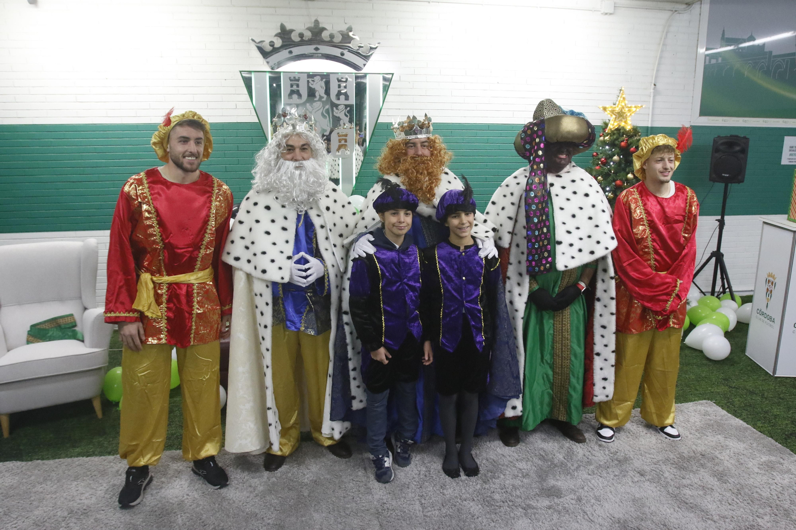Los Reyes Magos en El Arcángel con la afición del Córdoba CF, en imágenes