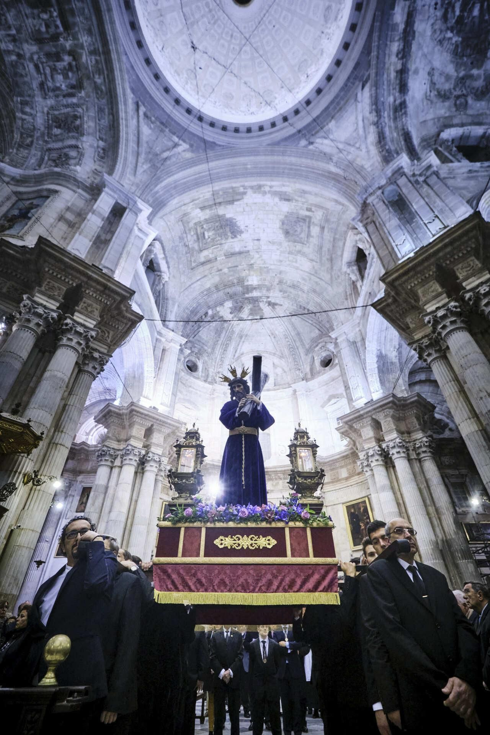 Traslado del Señor del Mayor Dolor a la Catedral para presidir el vía crucis general de hermandades