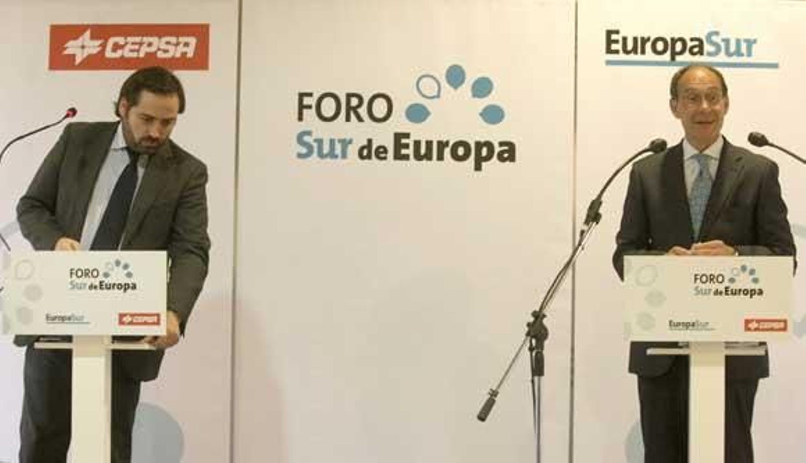 El director de 'Europa Sur', Alberto Grimaldi, traslada una de las preguntas del público al consejero de Medio Ambiente, José Juan Díaz Trillo

Foto: Erasmo Fenoy