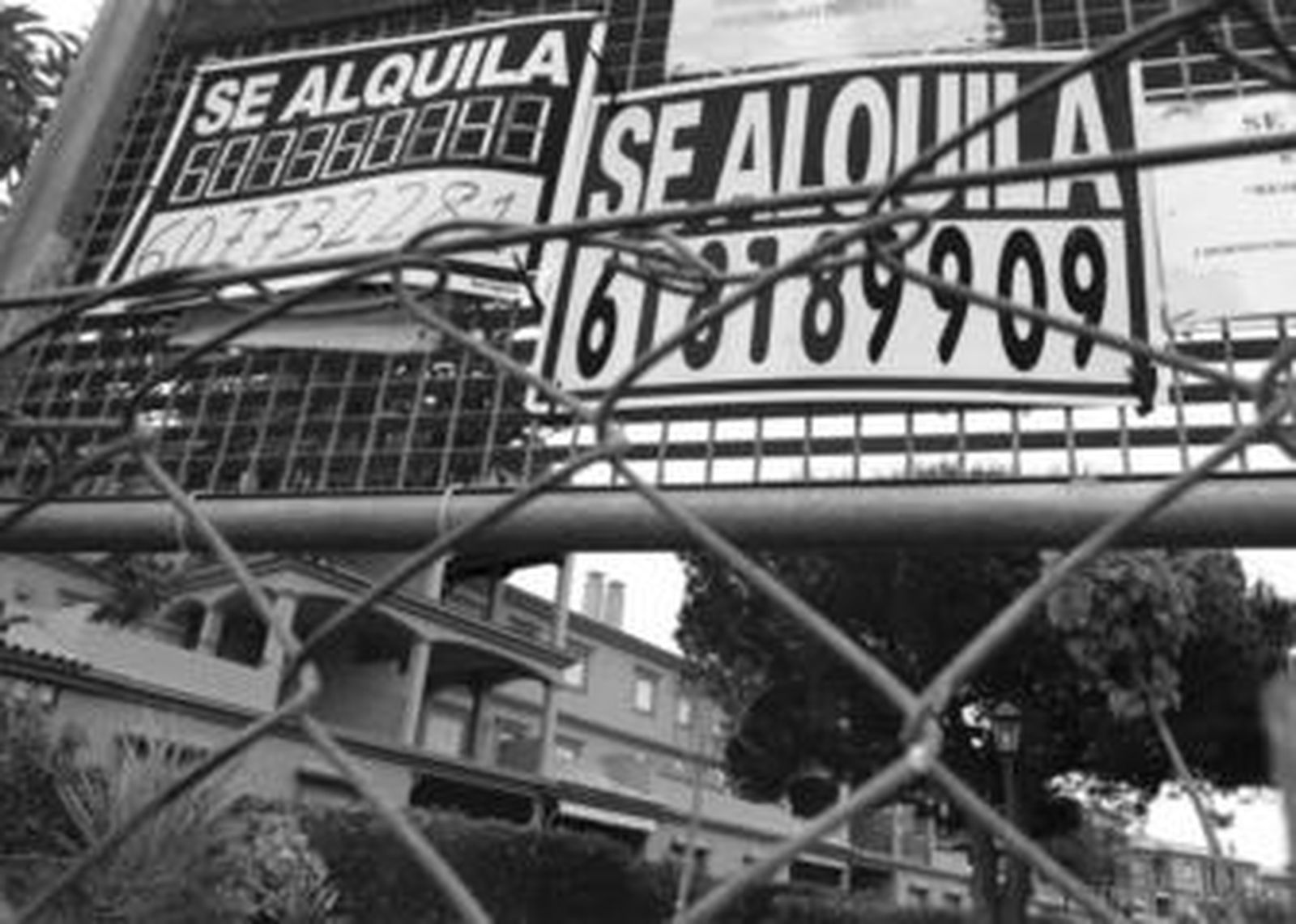 Carteles colgados en una de las principales zonas turísticas de Chiclana.