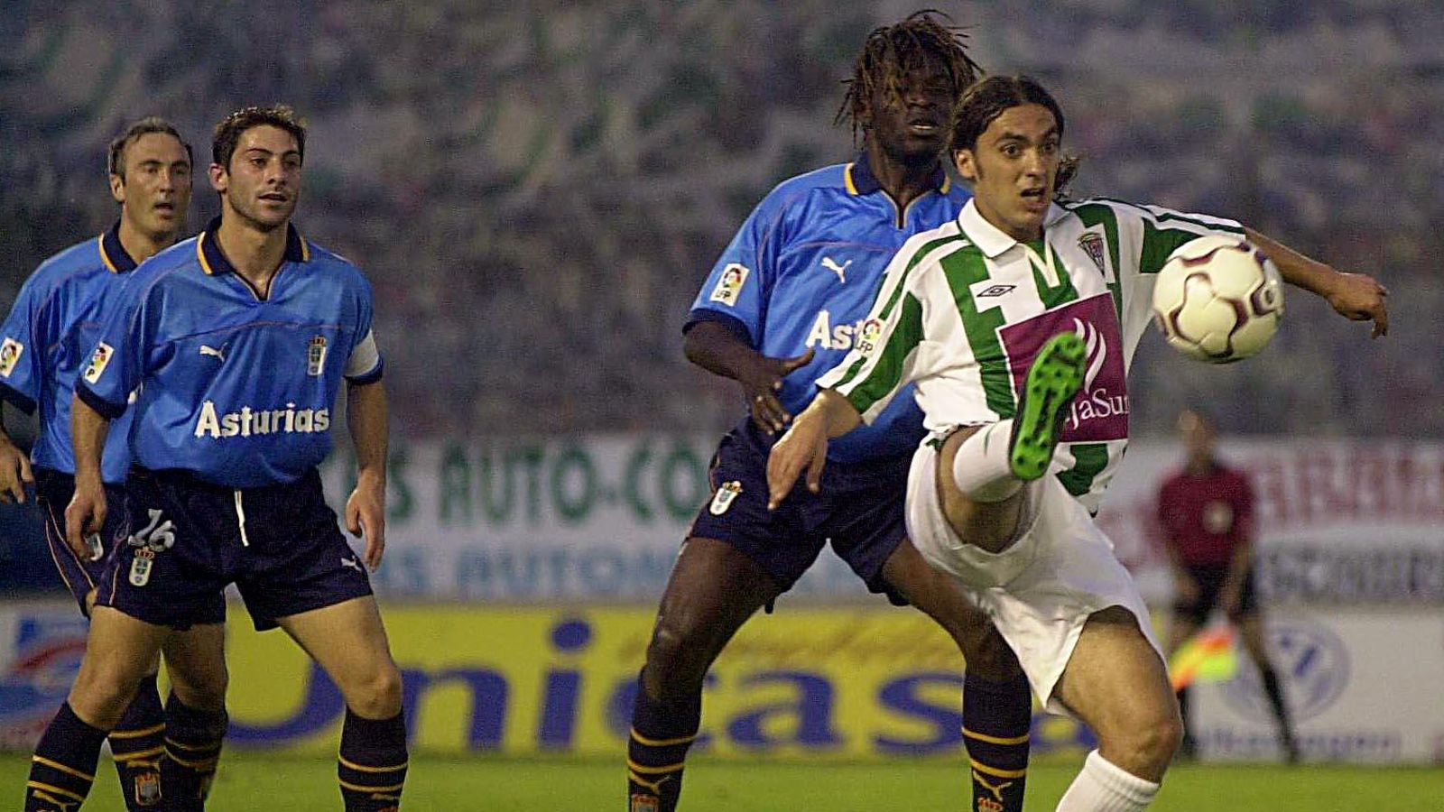 Platero pelea un balón ante la presión del Oviedo en la 2002-2003.