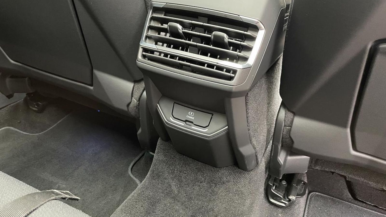 La batería no resta espacio al maletero en tanto que se sitúa bajo el túnel central. Además de bolsas rígidas de tipo canguro, los ocupantes de las plazas traseras tienen derecho a salidas de aire y tomas de corriente.