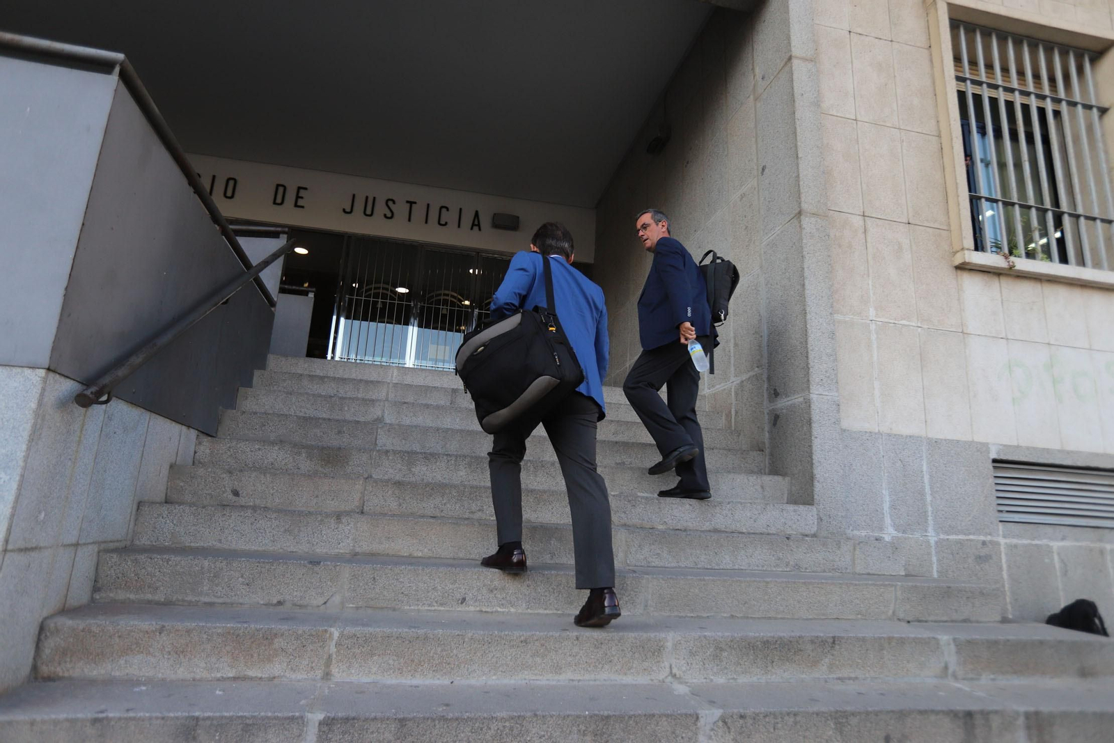 Los abogados de las partes acceden al Palacio de Justicia.