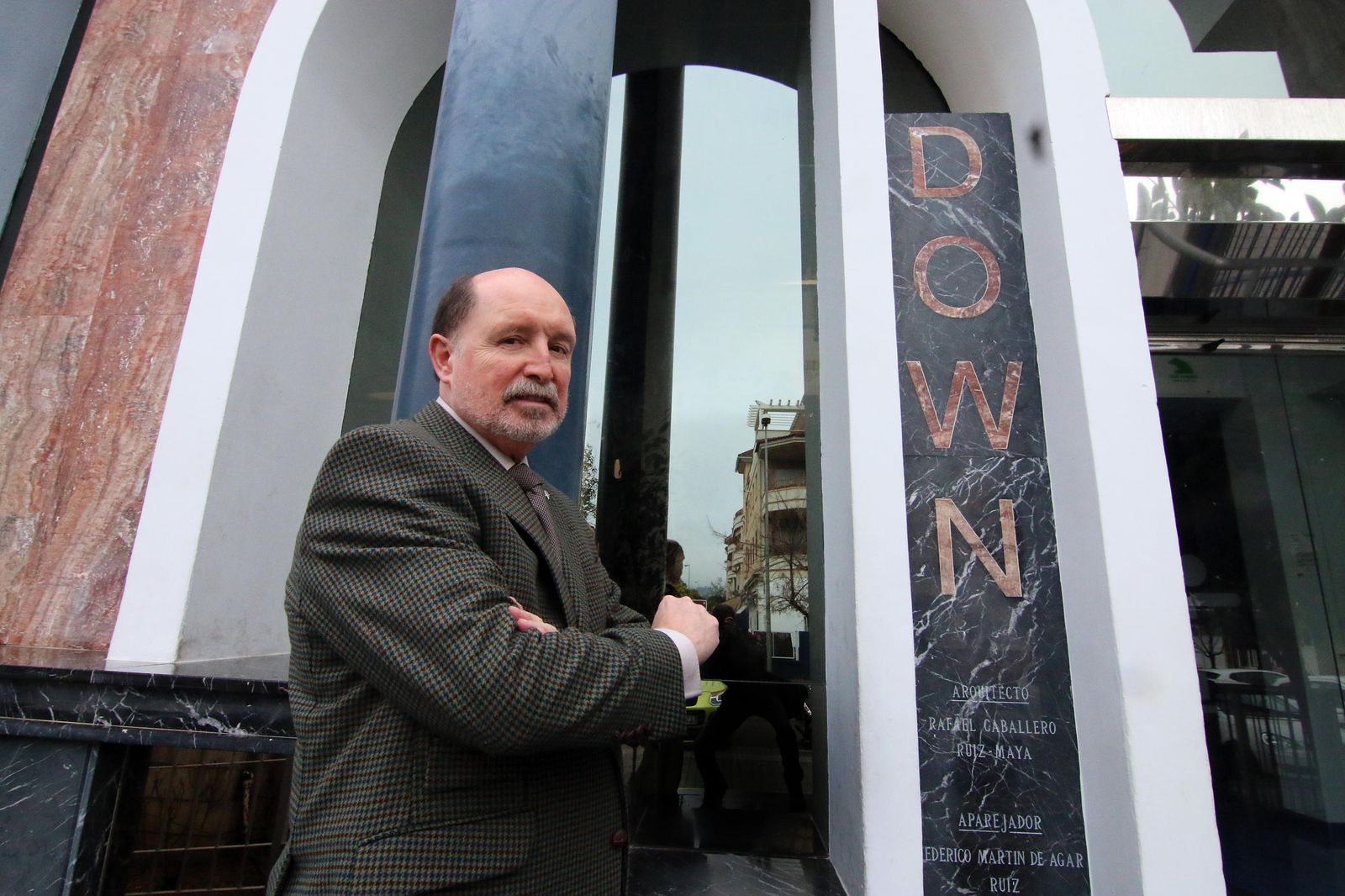 Luis Javier Guada posa en la puerta de la sede de la asociación que preside.