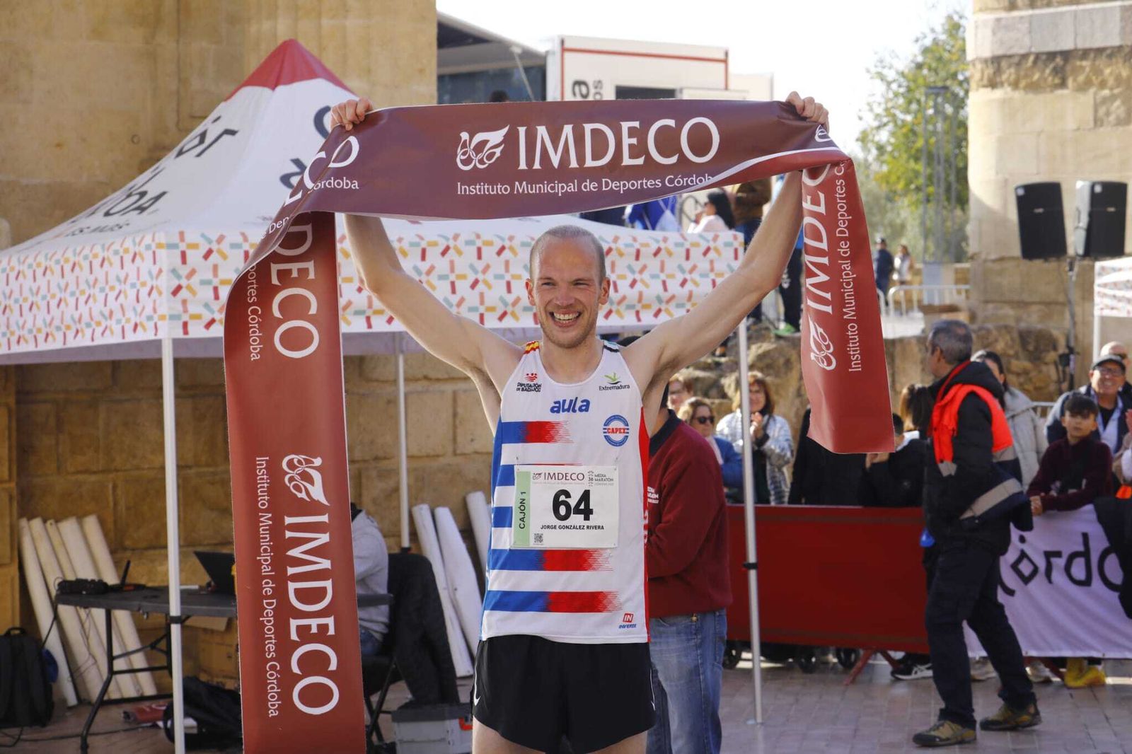 Jorge González alza los brazos tras ganar la Media Maratón de Córdoba.