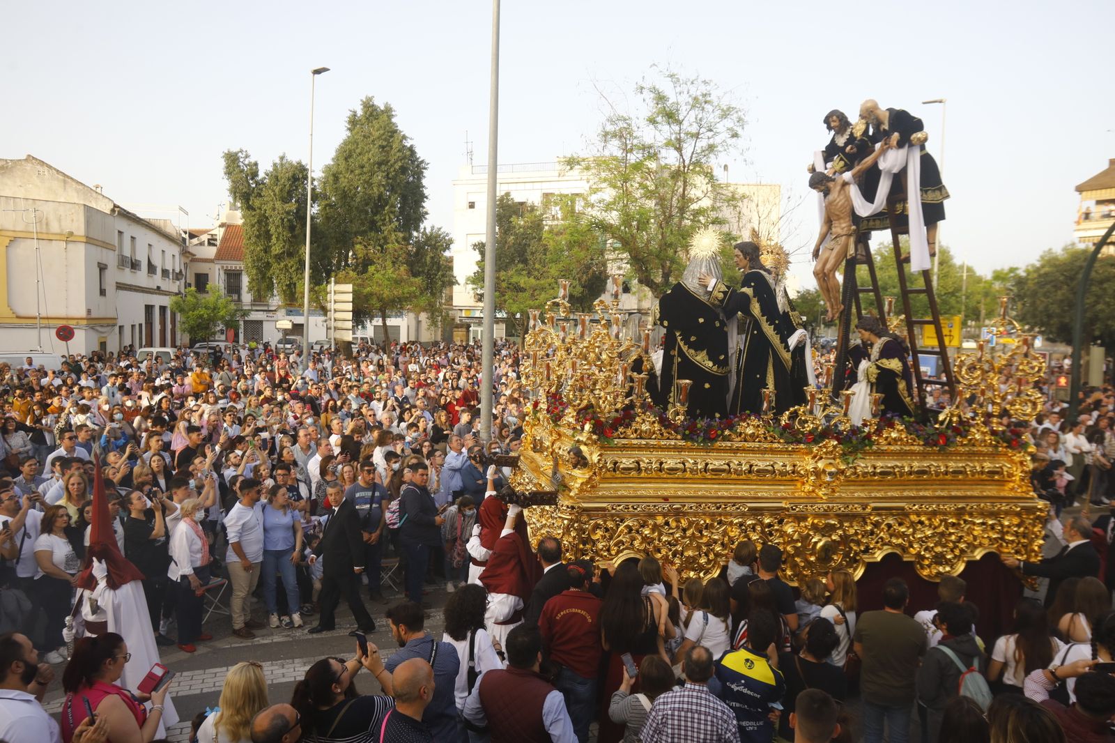 Viernes Santo en Córdoba: la procesión del Descendimiento, en imágenes
