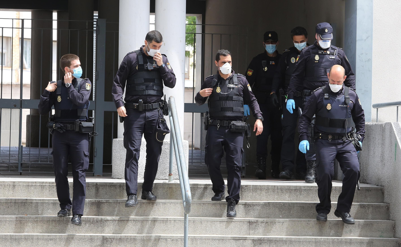 Agentes salen ayer de uno de los bloques. Agentes salen ayer de uno de los bloques.