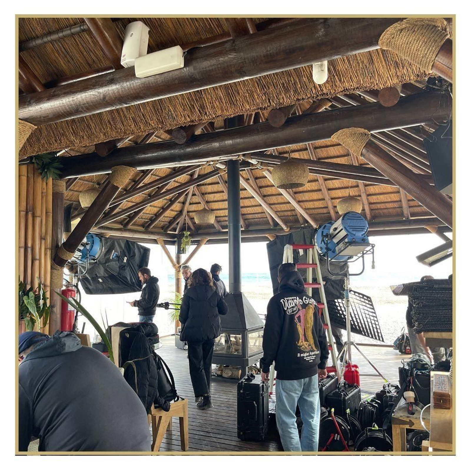 Parte del equipo preparando el set de rodaje