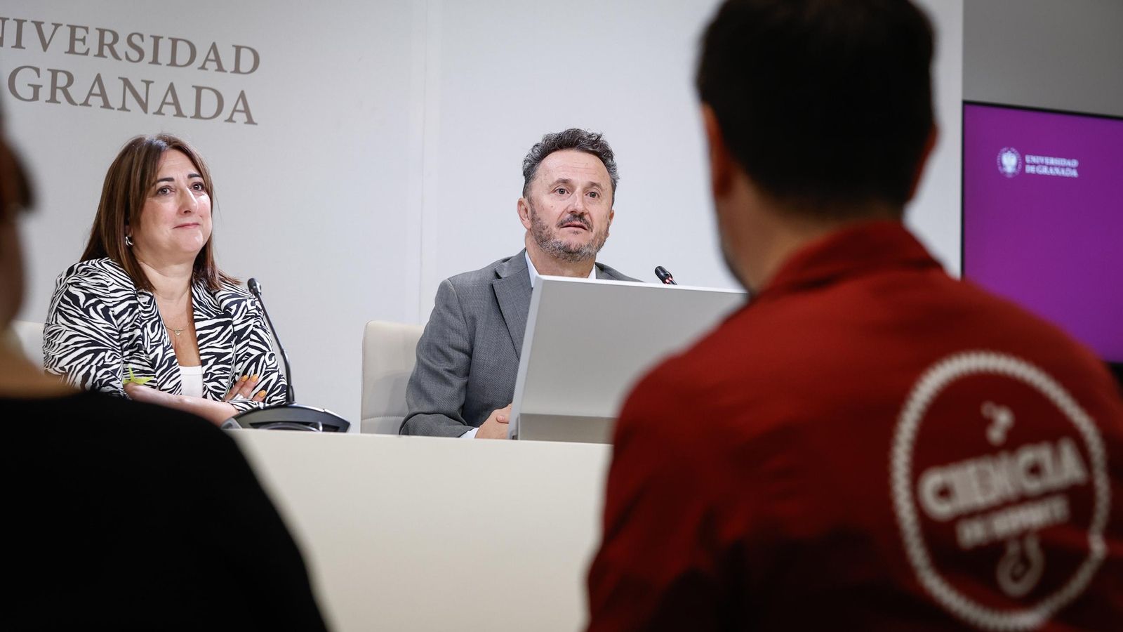 El vicerrector Salvador del Barrio y la vicerrectora Marga Sánchez presentan el formato