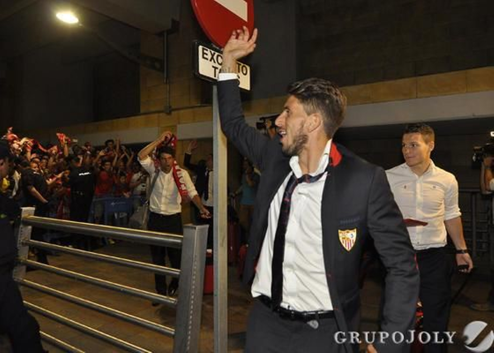 El Sevilla llega al aeropuerto arropados por cientos de aficionados.

Foto: Manuel Gomez