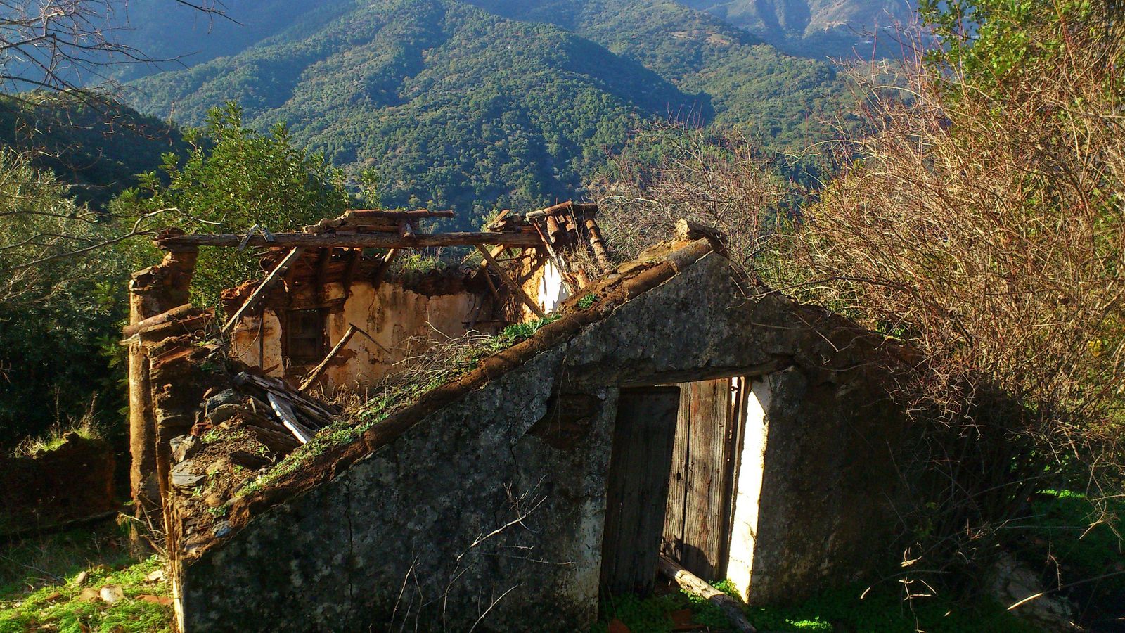 Los restos de cortijos jalonan la senda.