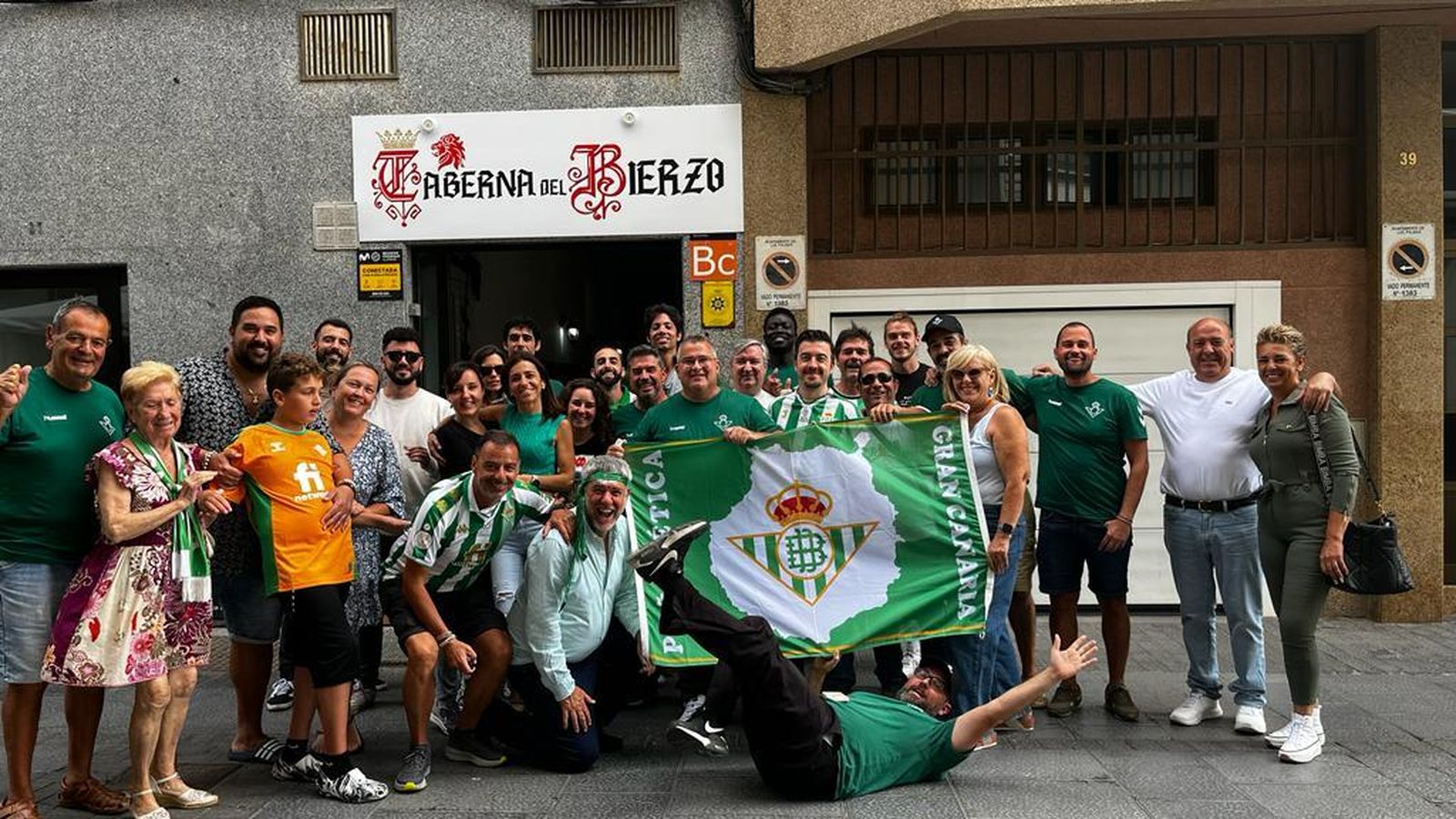 Casto, Alejandro, familiares y amigos con la bandera de la peña Bética Gran Canaria/M.G.