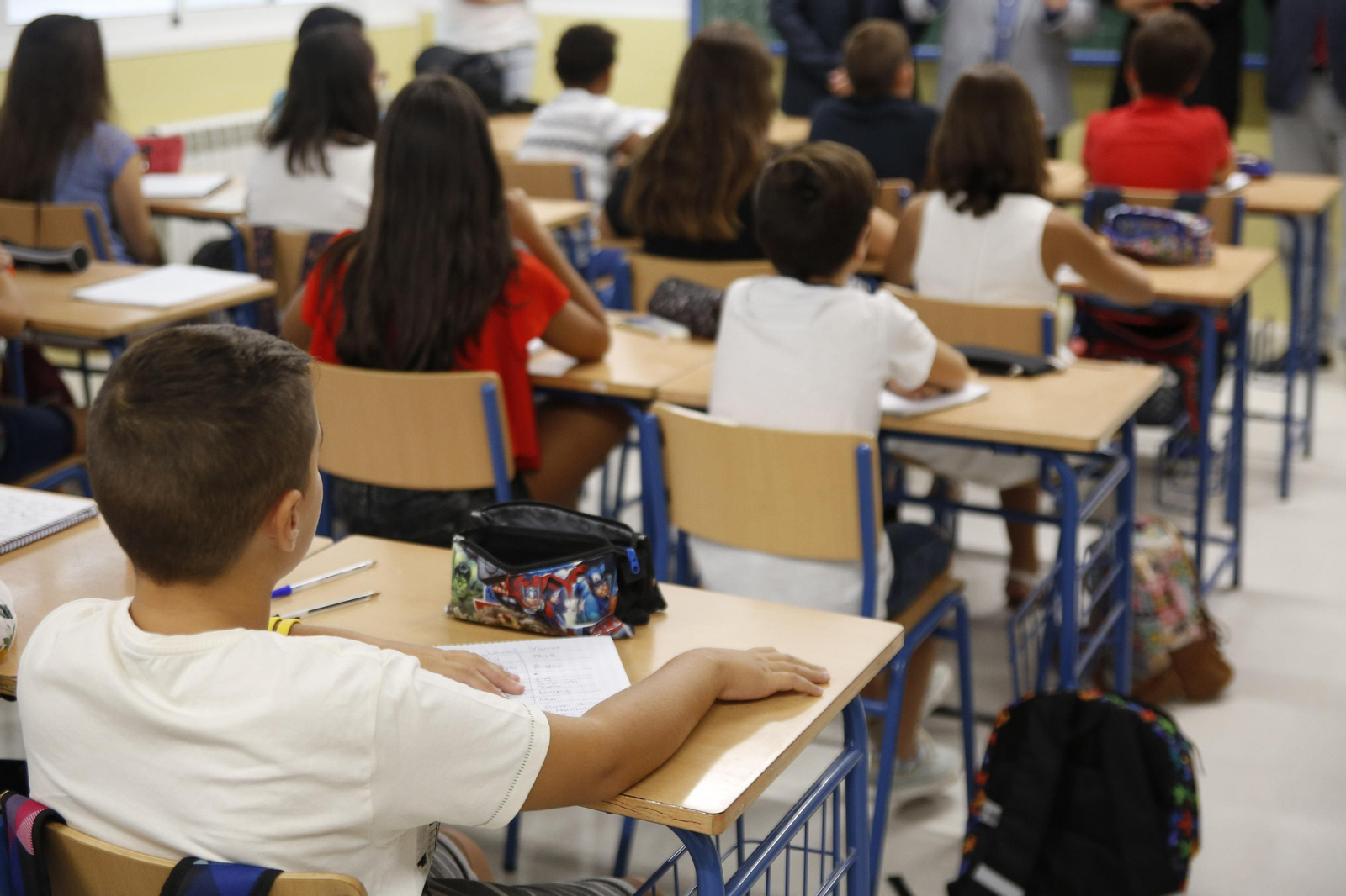 La delegada del Gobierno y el delegado de Educación acompañaron ayer a los alumnos del IES Arabuleila de Cúllar Vega en su primer día de clase.