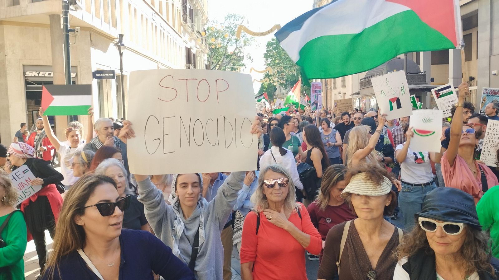 La manifestación en apoyo a Palestina a su paso por la calle Puerta del Mar, en Málaga.