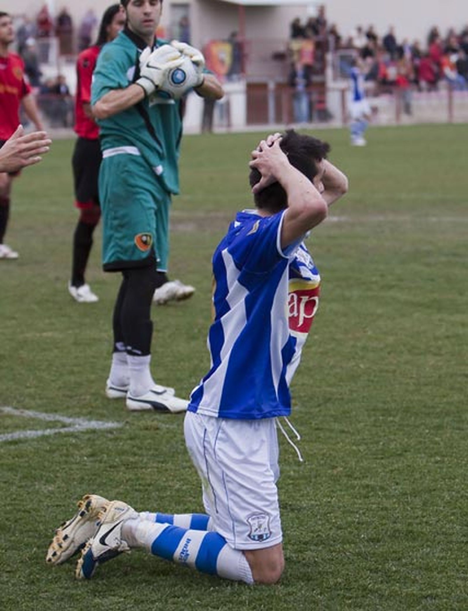 Antonio Bello se lamenta tras desperdiciar una oportunidad clara de gol. 

Foto: LOF