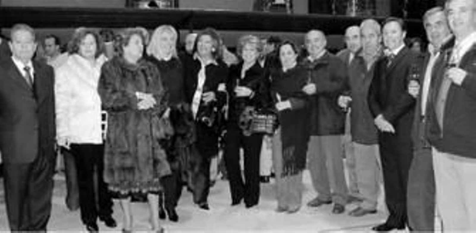 José Martínez, del grupo 'Diselec' junto a Manuel Montalvo de 'Draka Cables' frente al rótulo del local.