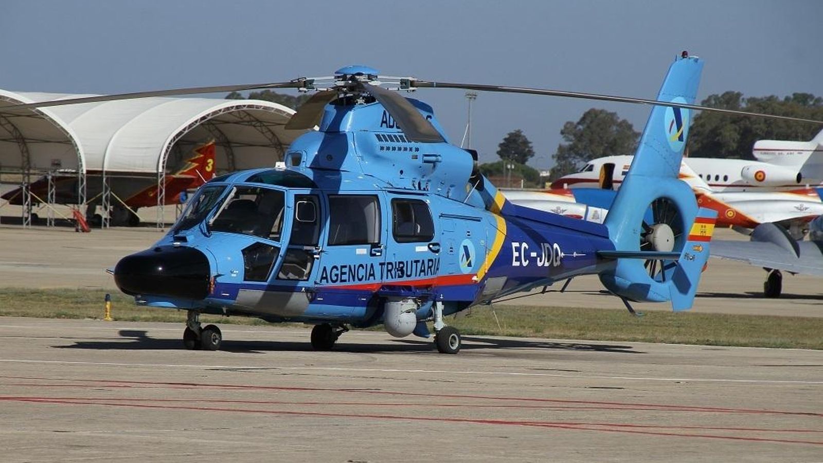 Un helicóptero AS365 Dauphin, similar al contratado