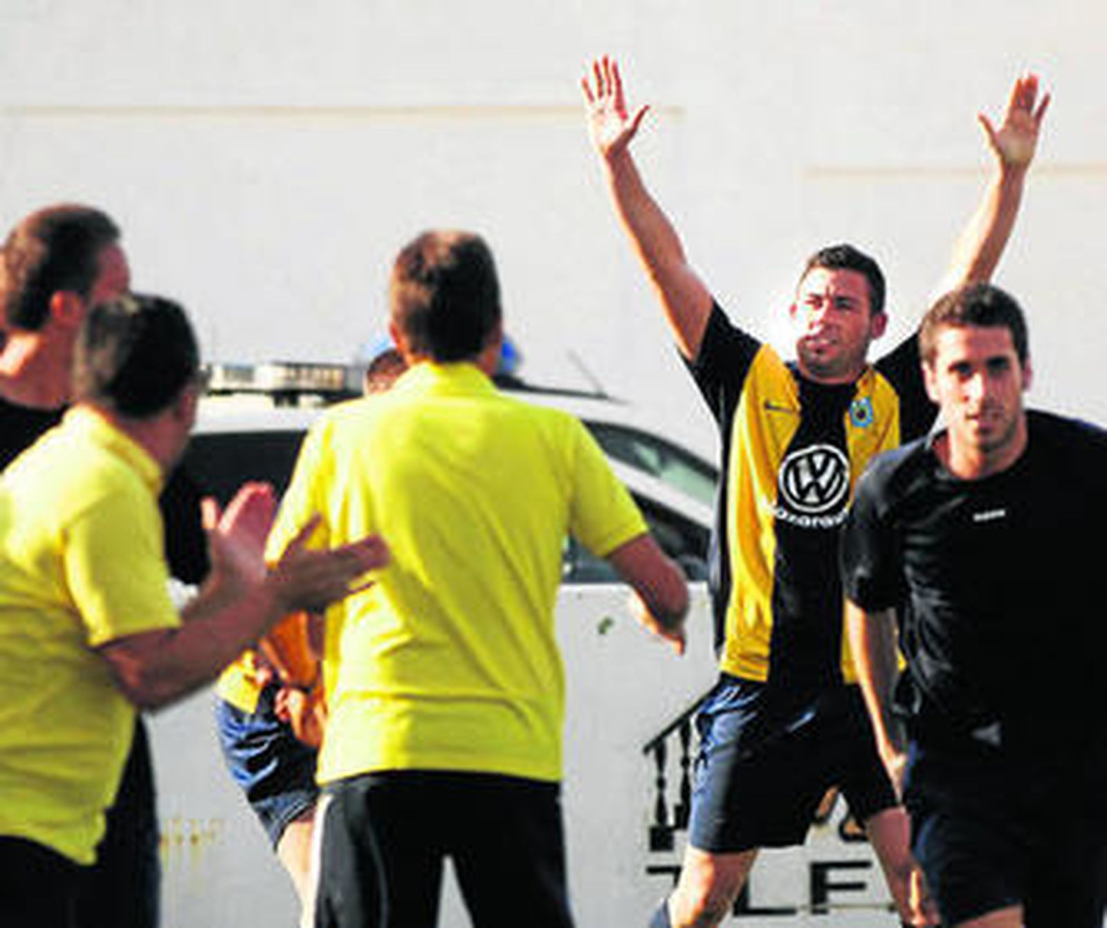 Gordi celebra un gol ante los aplausos de sus compañeros, levantados en el banquillo.