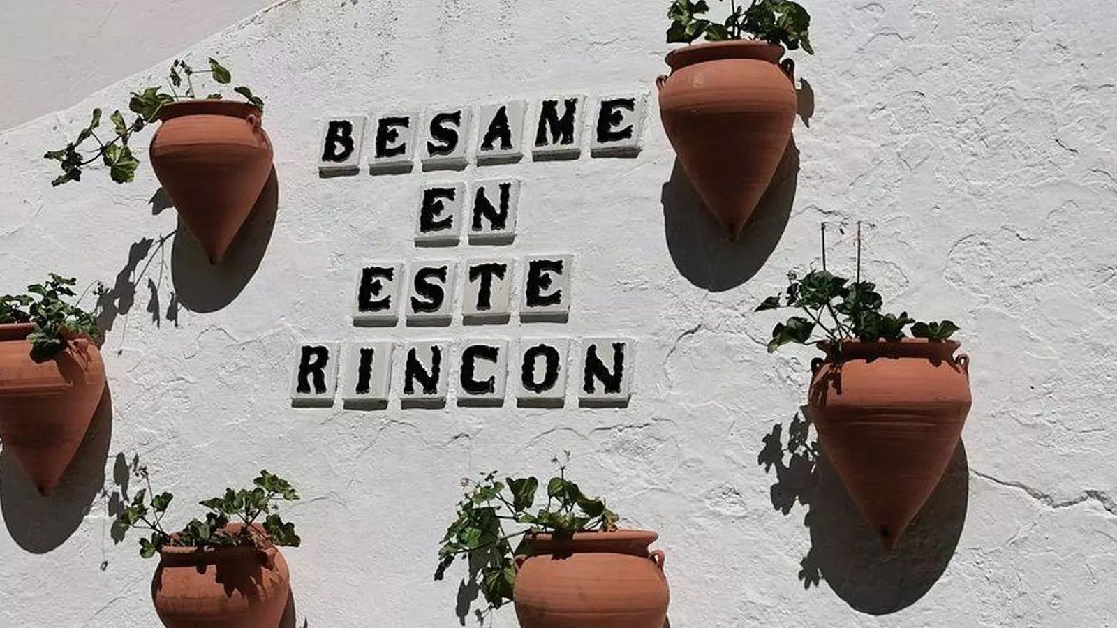 Uno de los callejones románticos de Setenil de las Bodegas (Cádiz)