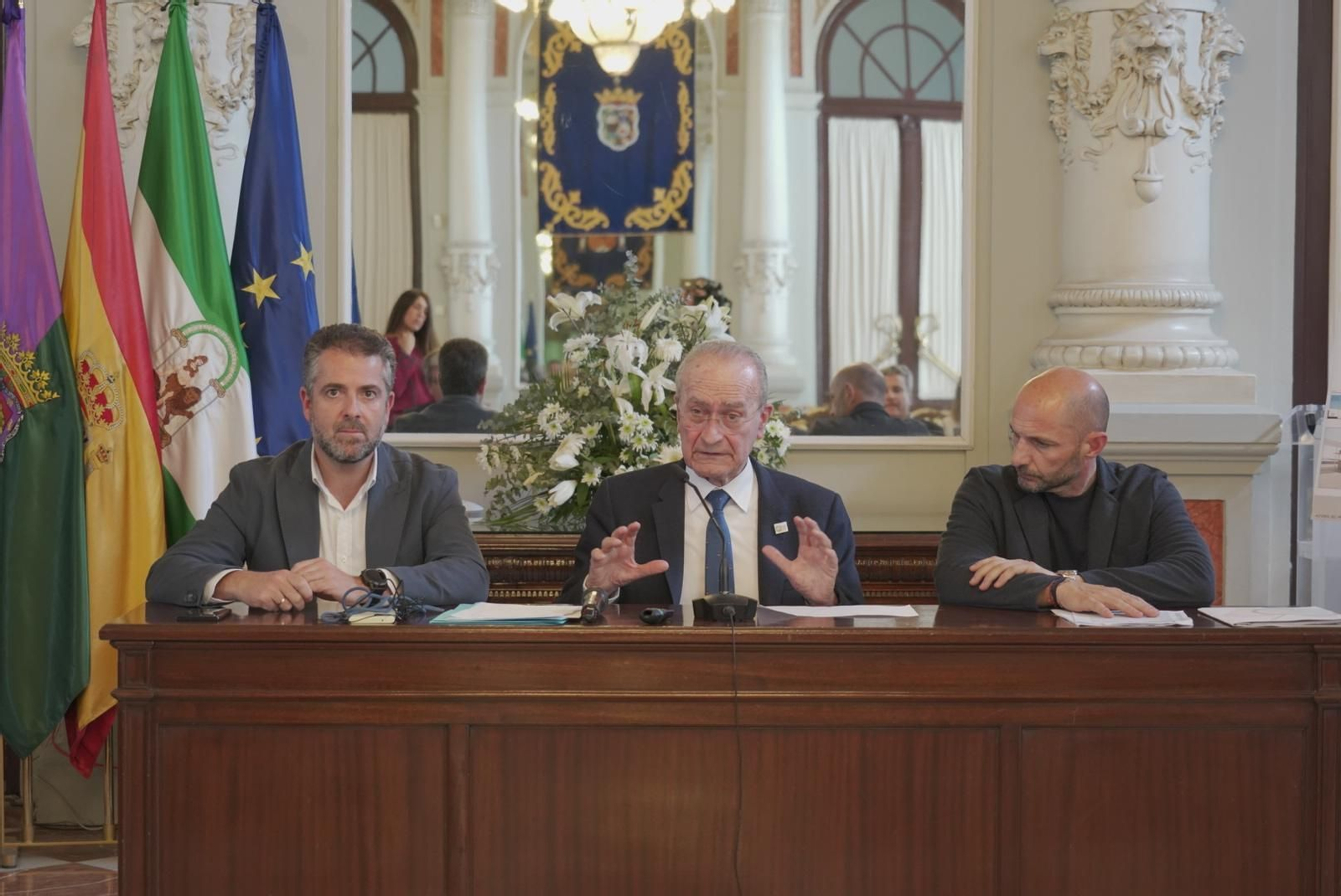De la Torre, en el centro, acompañado por sus concejales Carlos Conde y Raúl López, durante la presentación de la remodelación de los paseos del este. De la Torre, en el centro, acompañado por sus concejales Carlos Conde y Raúl López, durante la presentación de la remodelación de los paseos del este.