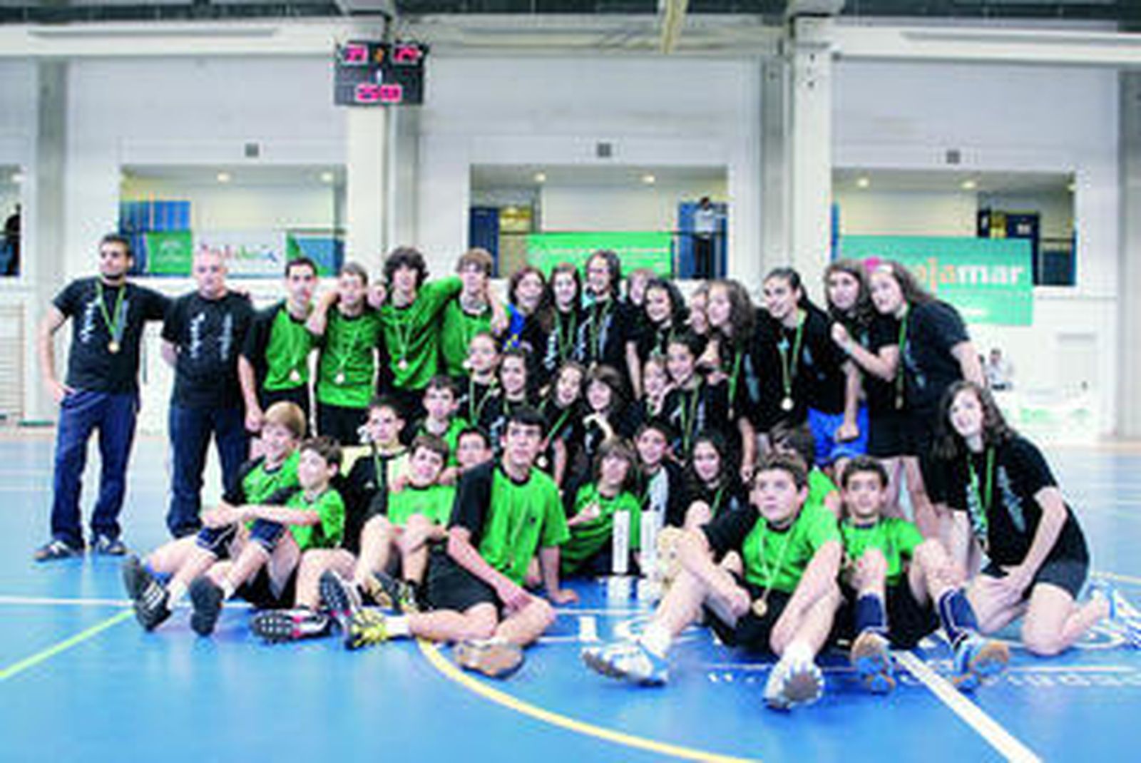 Los chicos de Los Olivos y las chicas del Málaga Norte celebran juntos el título.