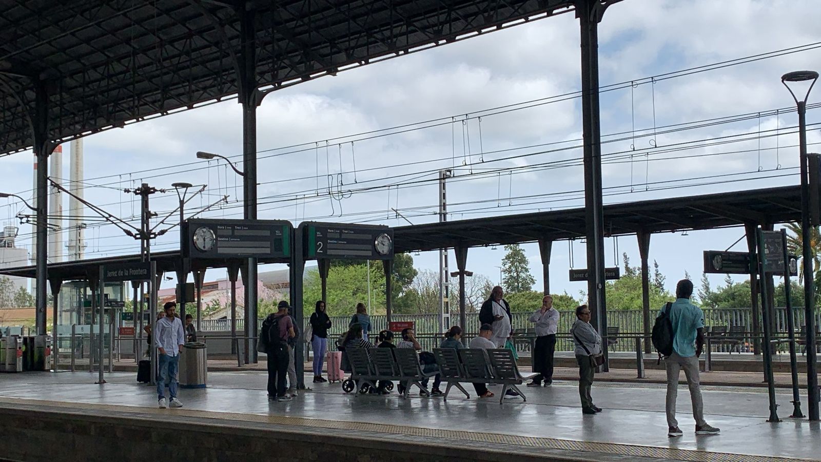 Usuarios en un andén de la estación de Jerez.