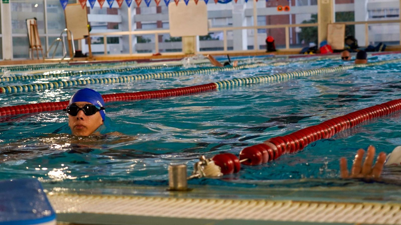 Un nadador durante el desarrollo de una jornada de entrenamiento en la piscina.