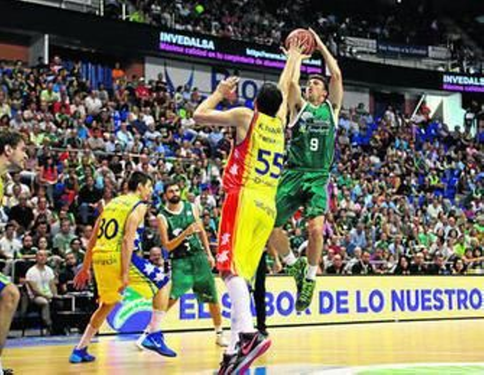 Toolson se levanta ante un jugador del Morabanc Andorra para lanzar a canasta.